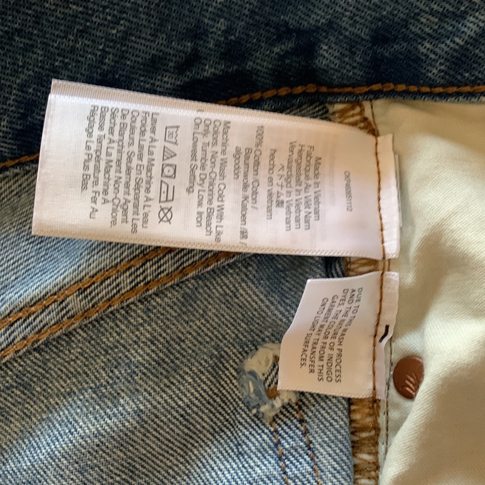 Like new Madewell relaxed fit denim shorts. Size 26. 5” inseam. - Picture 7 of 12